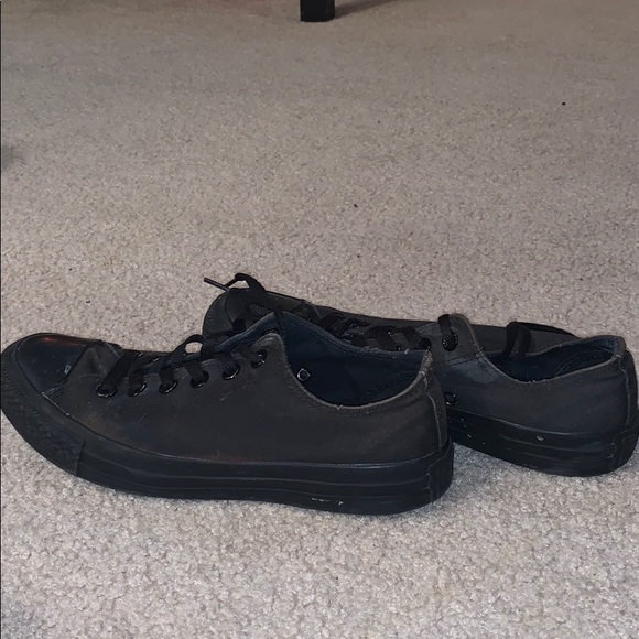 Black converse - Picture 1 of 2